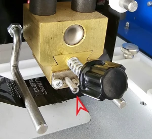 Śruba dociskająca czcionki HP